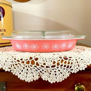Vintage PYREX Pink Daisy Divided 1 1/2 qt. Oval Casserole Dish with Lid Rare!